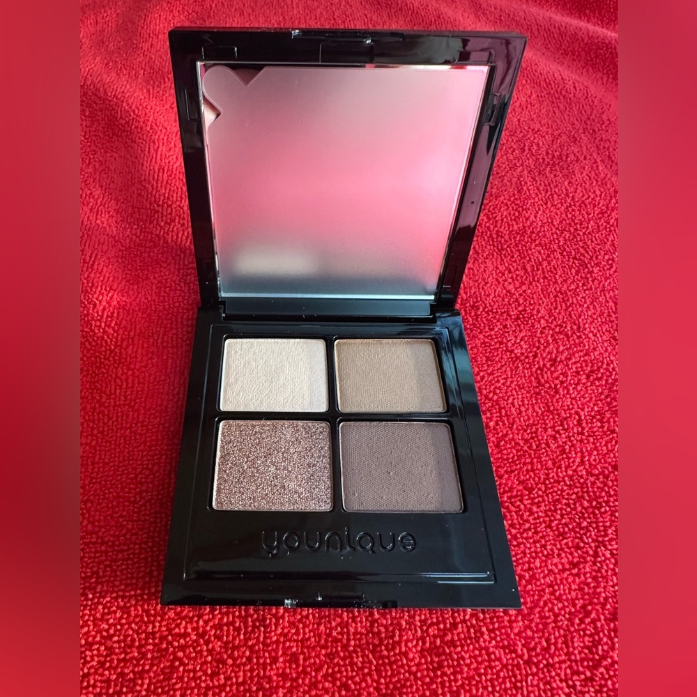 Younique Moodstruck Essential Eyeshadow Palette